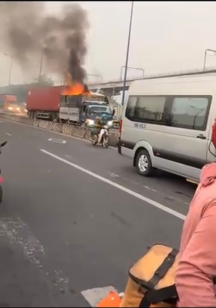 Xe tải bốc cháy vào giờ cao điểm, có nhiều phương tiện tham gia giao thông - Ảnh: Cắt từ clip