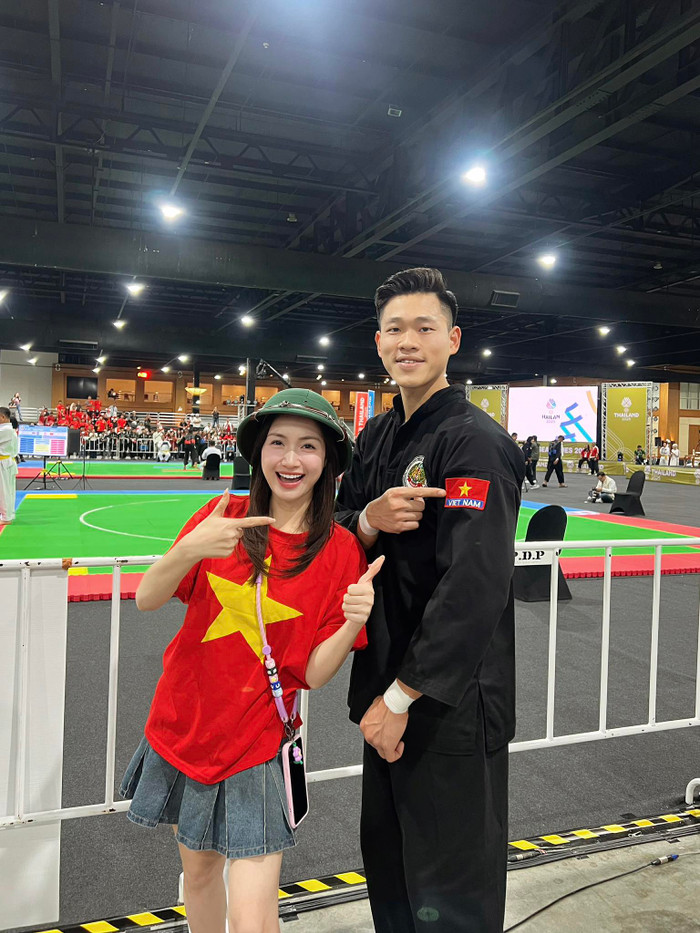 Hòa Minzy từng tranh thủ sắp xếp thời gian sang Thái Lan để cổ vũ các vận động viên thi đấu tại SEA Games 33. Ảnh: FBNV