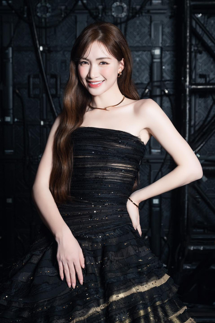 Nhiều khán giả lo lắng cho Hòa Minzy khi nhìn vào lịch trình công việc của cô nàng. Ảnh: FBNV