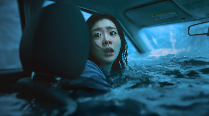 Cảnh An-na giơ tay giữa dòng nước dữ ở cảnh cao trào sinh tồn trong Đại Hồng Thủy