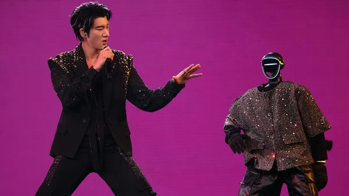 Nam ca sĩ gây chấn động khi biểu diễn cùng hàng chục robot hình người, khán giả tranh cãi Ảnh 3