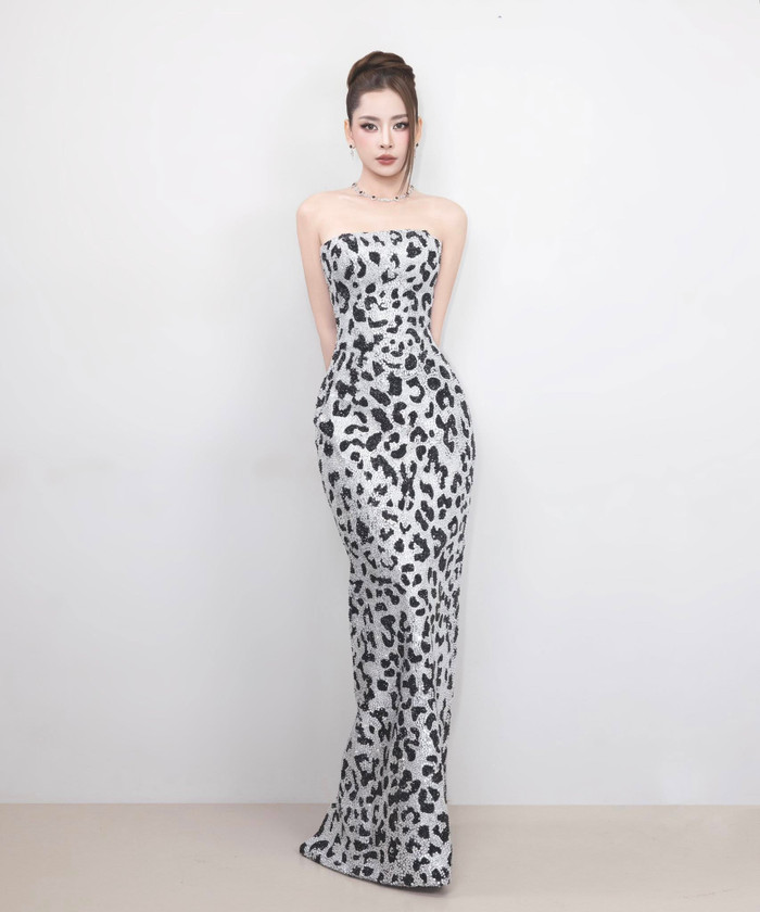 Chi Pu khoe trọn cơ thể 'đồng hồ cát' với váy hoạ tiết da báo. Ảnh: FBNV