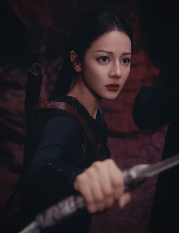 Cảnh hành động của nữ chính trong không gian kỳ huyễn