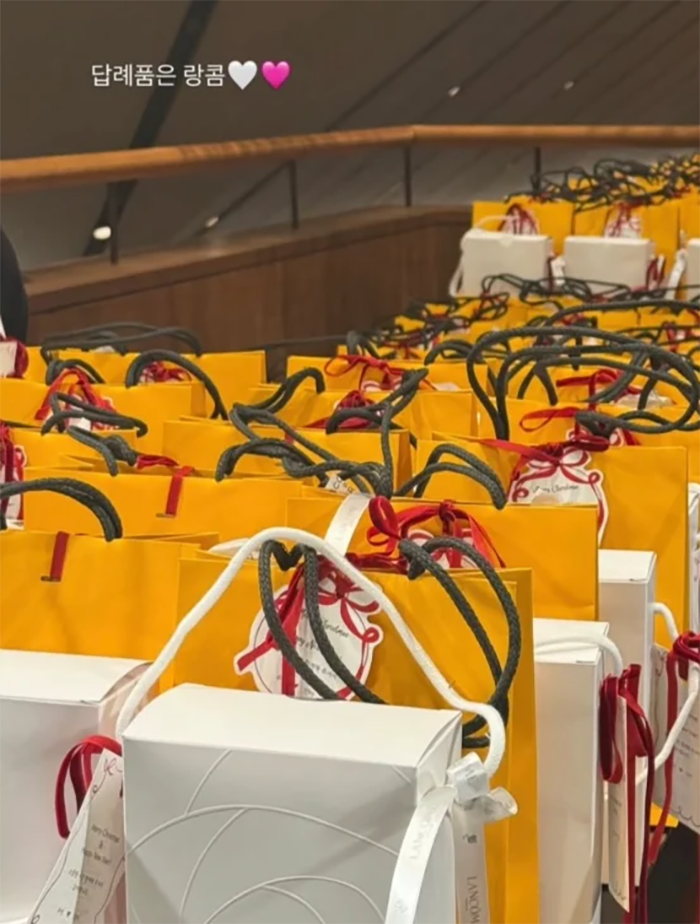 Quà tặng được Kim Woo Bin và Shin Min Ah chuẩn bị cho khách mời dự lễ cưới.&nbsp;