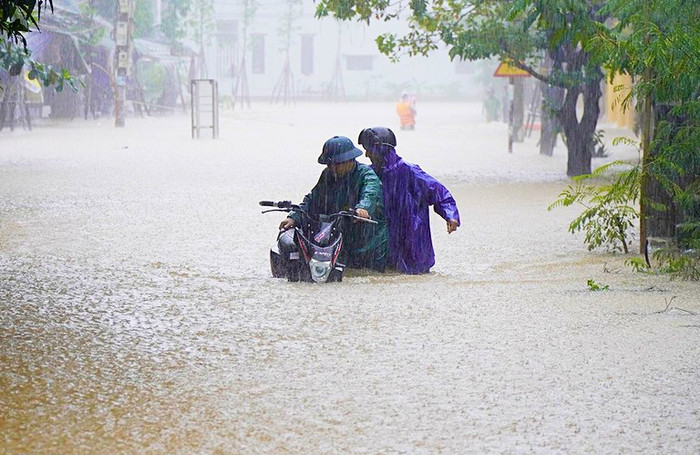 Mưa như trút nước từ Huế đến Quảng Ngãi. Ảnh minh hoạ