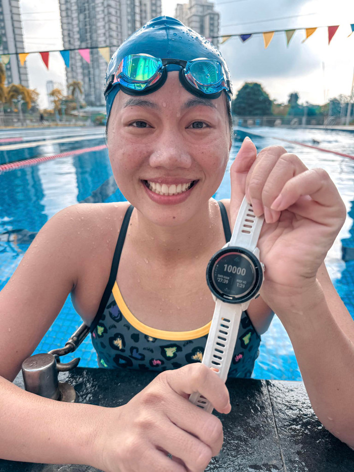 Ánh Viên sử dụng mẫu đồng hồ thông minh để ghi lại thành tích bơi. (Ảnh: FBNV)