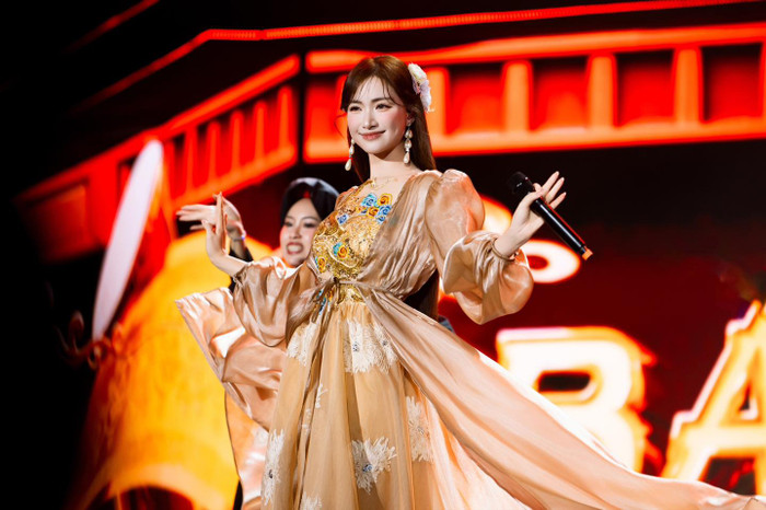 Các sản phẩm âm nhạc gần đây của Hòa Minzy đều nhận được phản hồi tích cực, đạt lượt xem và lượt nghe ấn tượng. (Ảnh FBNV)