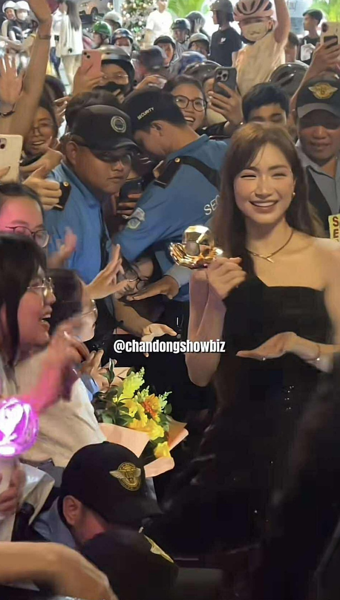 Hòa Minzy thân thiện giao lưu cùng khán giả. Sau đó, nữ ca sĩ chẳng may gặp sự cố thót tim. (Ảnh từ TikTok Chấn động showbiz)