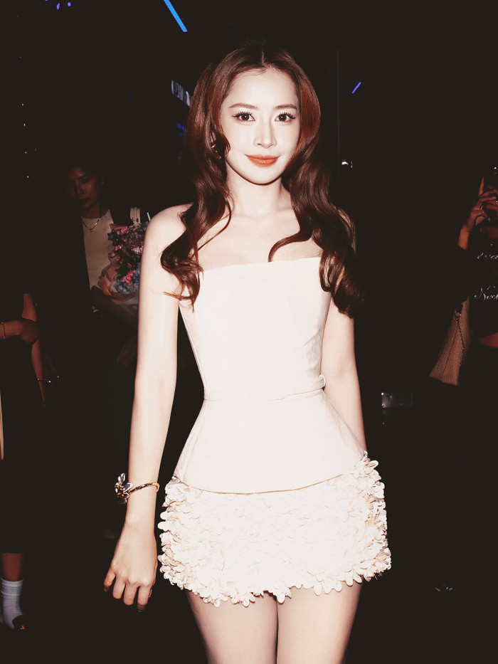 Nữ ca sĩ được nhận xét ngày càng lăn xả, cởi mở hơn. (Ảnh FBNV)