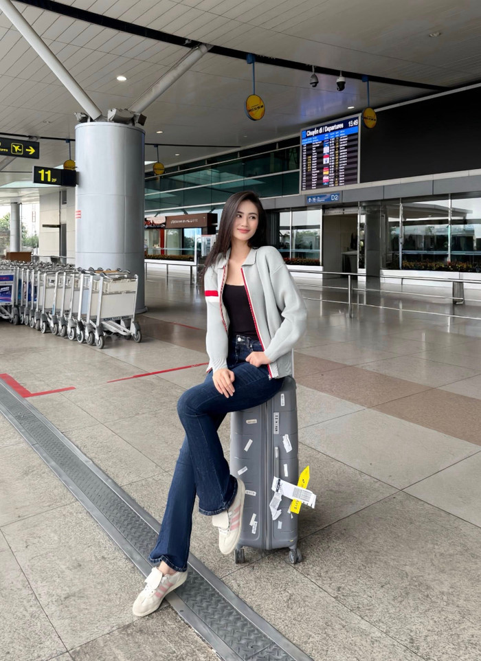 Ý Nhi trở lại Úc sau khoảng 1 tháng về Việt Nam thăm gia đình kết hợp công việc. (Ảnh FBNV)