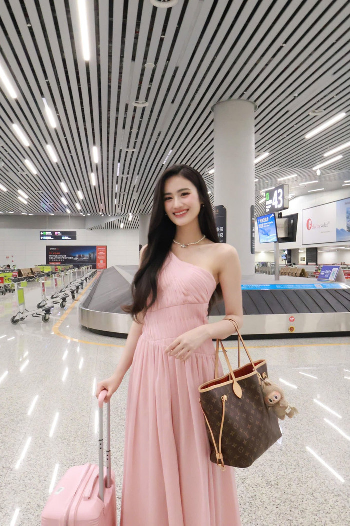 Nàng hậu vừa học, vừa làm thêm ở xứ người. (Ảnh FBNV)