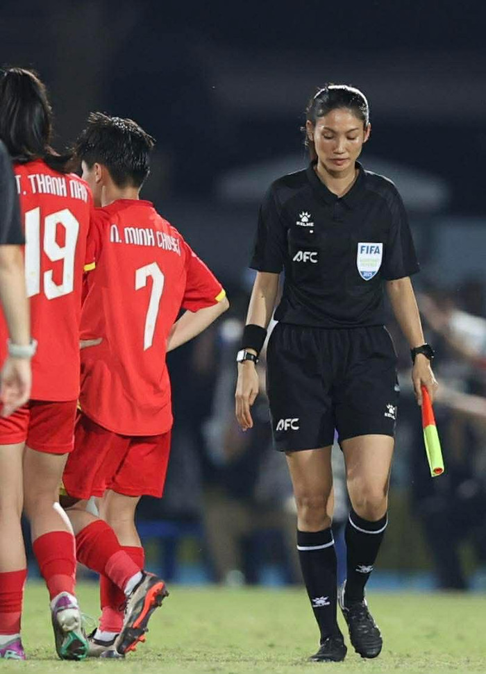 Nữ trọng tài Lào mặc đồng phục trợ lý trọng tài chính thức do FIFA và AFC quy định trên sân cỏ. Ảnh: Anh Đồng