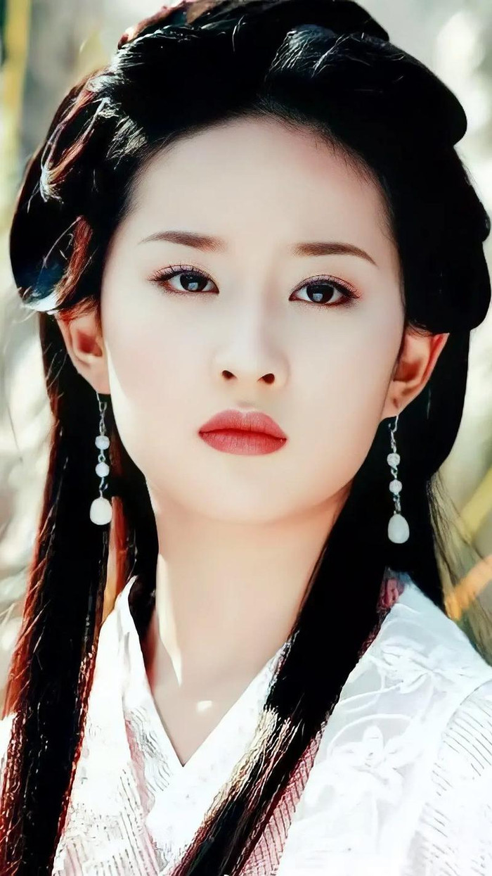 Vương Ngữ Yên đại diện cho kiểu phụ nữ 'chân yếu tay mềm', dễ bị lung lay trước thời cuộc