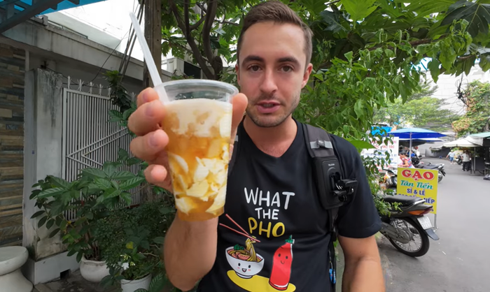 Nam du khách tấm tắc khen món tào phớ. Món này có giá rất rẻ, chỉ 15 nghìn đồng. (Ảnh chụp màn hình kênh YouTube Chase Matheson)