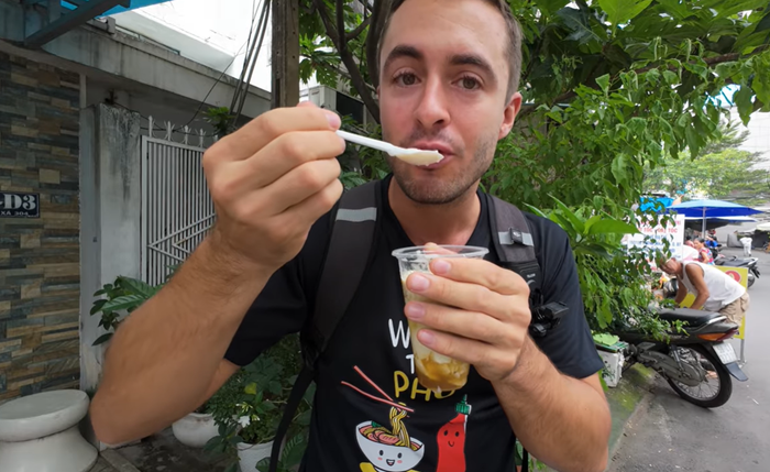 Khách Tây thử món ăn độc đáo ở TP.HCM. (Ảnh chụp màn hình kênh YouTube Chase Matheson)