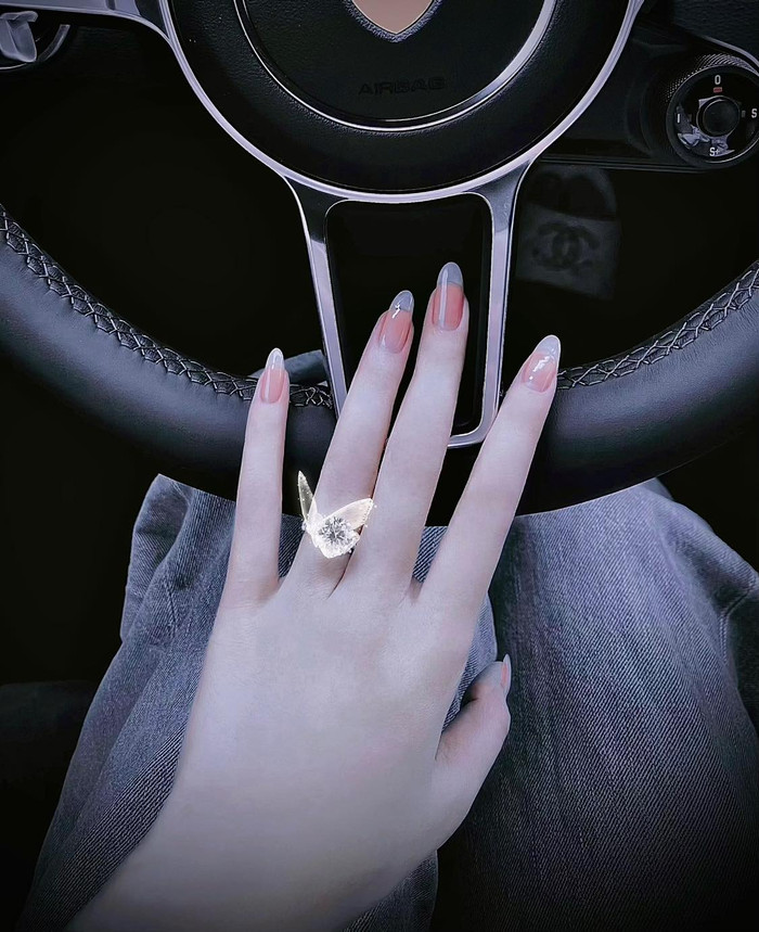 Thùy Tiên chia sẻ hình ảnh về móng tay sau 1 năm ăn chay trường. Ảnh: FBNV