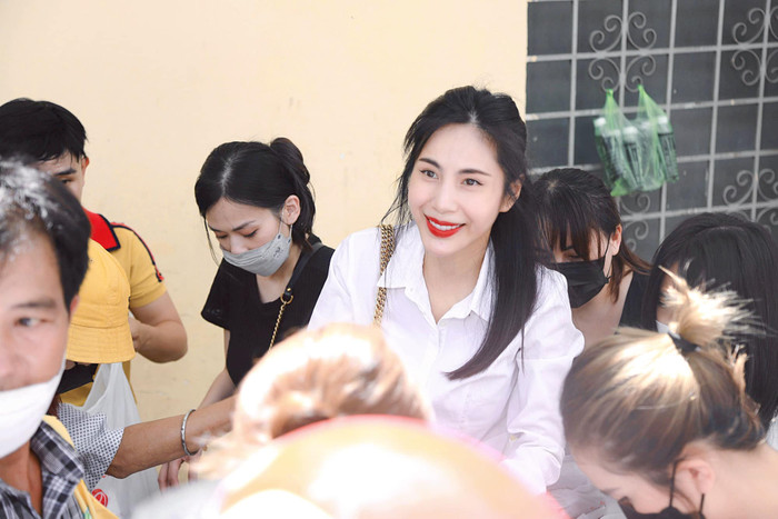 Thùy Tiên tiết lộ việc ăn chay trường giúp móng tay dày đẹp hơn. Ảnh: FBNV