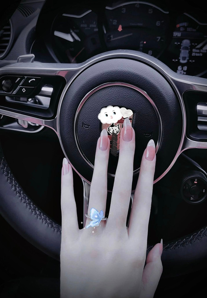 Ca sĩ Thủy Tiên ưa chuộng dáng móng oval thuôn dài. Ảnh: FBNV