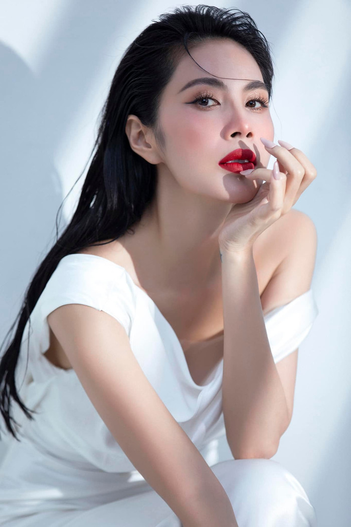 &nbsp;Thủy Tiên thường lựa chọn các gam màu nude, hồng nhạt hoặc trong suốt. Ảnh: FBNV