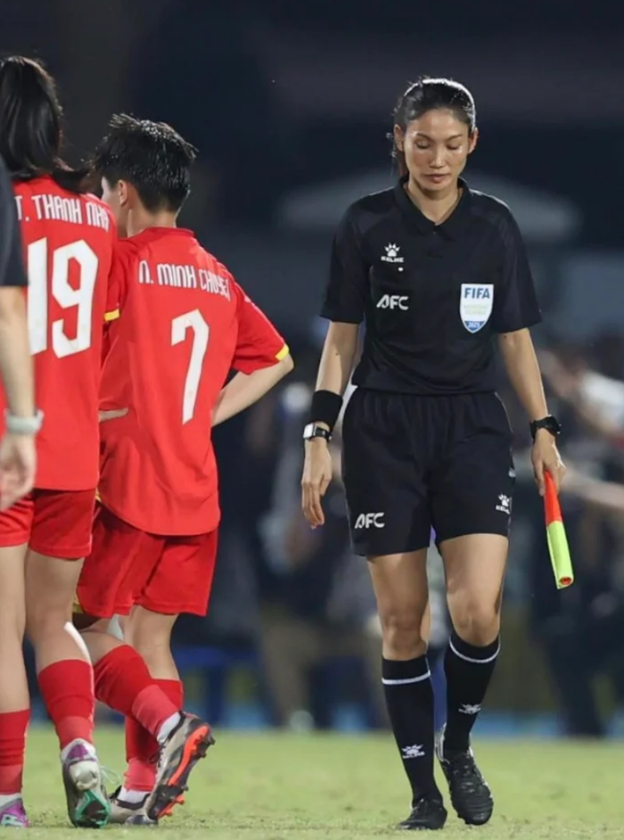 Nữ trọng tài Lào thu hút sự chú ý khi sử dụng mẫu giày có giá trị 3 triệu đồng. Ảnh: Anh Đồng