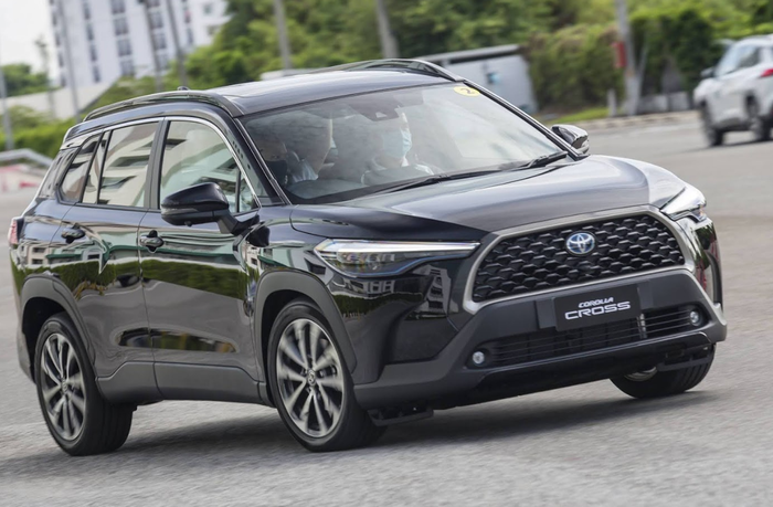 Nghệ sĩ Việt Hương từng gây chú ý khi tặng bạn thân một mẫu ô tô gầm cao, ghi điểm nhờ khả năng vận hành bền bỉ và tiết kiệm nhiên liệu.