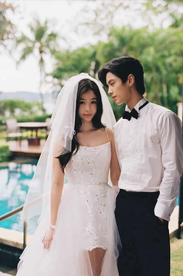 Ngu Thư Hân diện váy trắng tinh khôi, tôn lên nét đẹp dịu dàng, nữ tính.