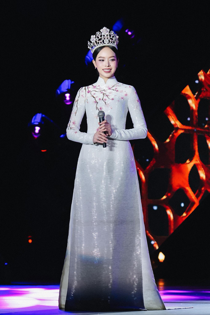 Thanh Thủy trong màn final walk ở Miss International.