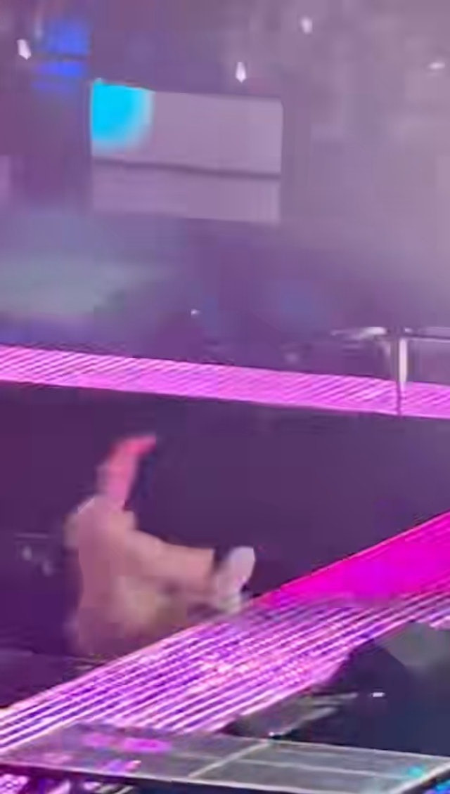 Nam ca sĩ bước hụt chân, rơi khỏi sân khấu cao 2m khiến khán giả bàng hoàng Ảnh 4