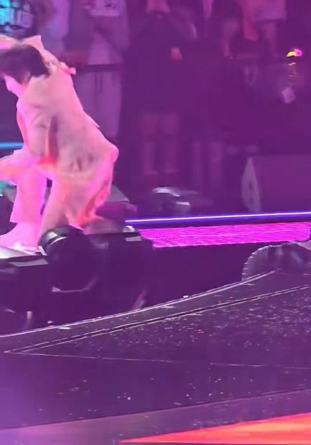 Nam ca sĩ bước hụt chân, rơi khỏi sân khấu cao 2m khiến khán giả bàng hoàng Ảnh 3