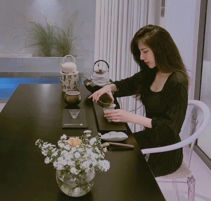 Thủy Tiên trong những năm qua lựa chọn cuộc sống bình yên bên Công Vinh và con gái. Ảnh: FBNV