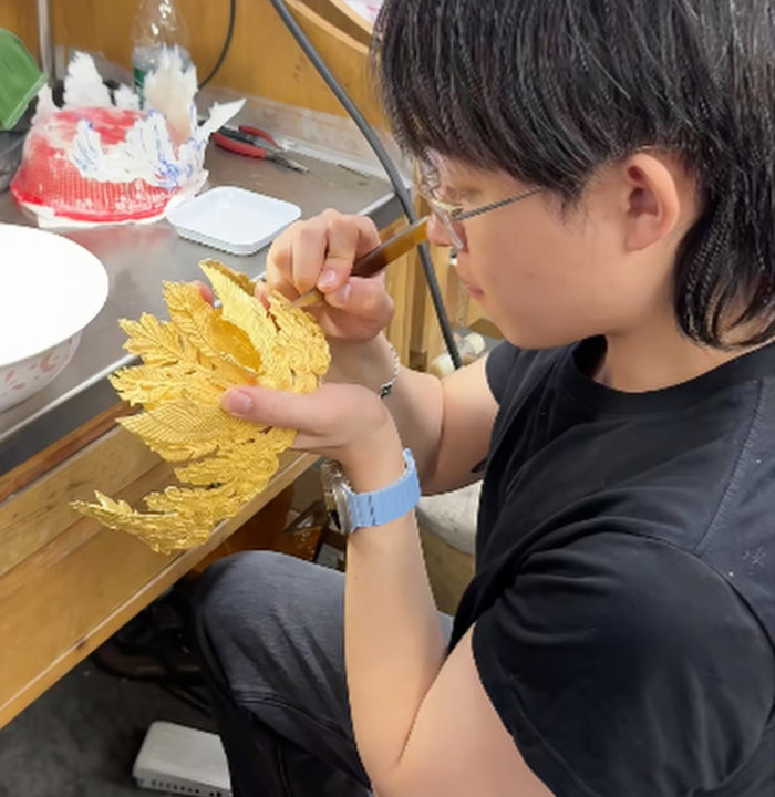 Quá trình chế tác vương miện. Các chuyên gia cho biết việc tạo ra nó hẳn rất tốn kém. Ảnh: Douyin