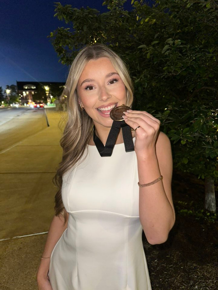 Nhiều khán giả thích thú trước hình ảnh đời thường, gần gũi của nàng hậu 22 tuổi. (Ảnh FBNV)