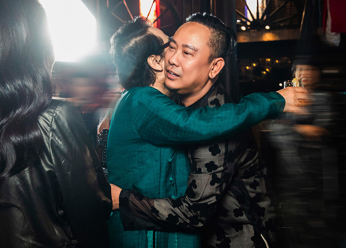 Nam nghệ sĩ dành những cái ôm chúc mừng đến hành trình 30 năm của nhà thiết kế Võ Việt Chung.