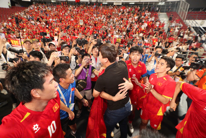 HLV Kim Sang Sik giành đủ các danh hiệu ở Đông Nam Á trong năm 2025. Ảnh: Qúy Lượng