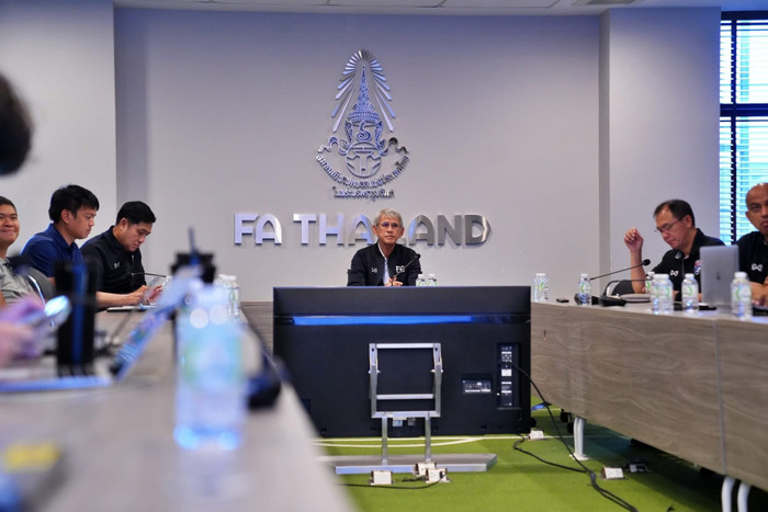 Phó Chủ tịch Liên đoàn - Tiến sĩ Chanwit Pholchiwin chủ trì cuộc họp mà không có Madam Pang. Ảnh: FAT