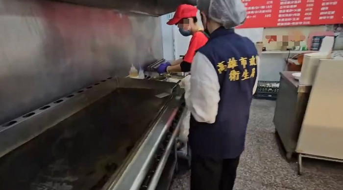 Ăn bánh bao kẹp trứng, người đàn ông kinh hoàng khi phát hiện vật nguy hiểm bên trong Ảnh 3