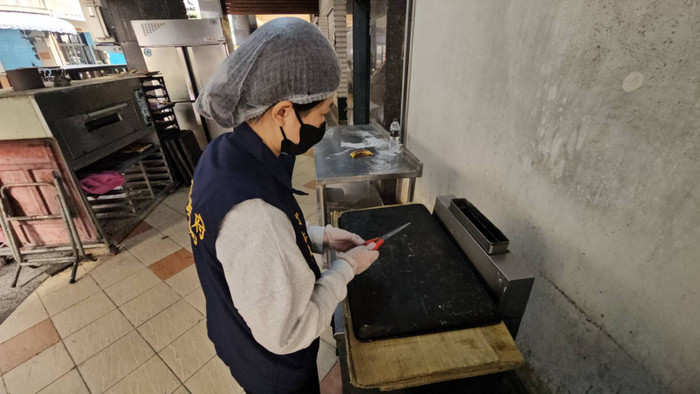 Ăn bánh bao kẹp trứng, người đàn ông kinh hoàng khi phát hiện vật nguy hiểm bên trong Ảnh 4