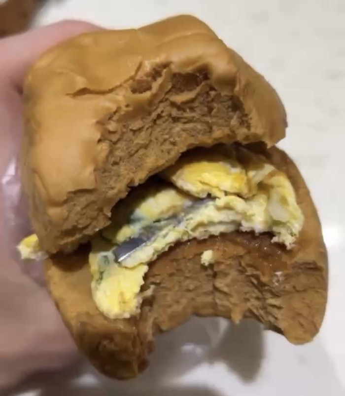Ăn bánh bao kẹp trứng, người đàn ông kinh hoàng khi phát hiện vật nguy hiểm bên trong Ảnh 1