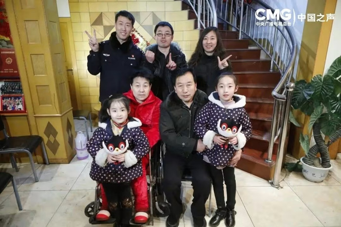 Nam cảnh sát nói dối suốt 12 năm trời, lý do đằng sau khiến hàng triệu người bật khóc Ảnh 4