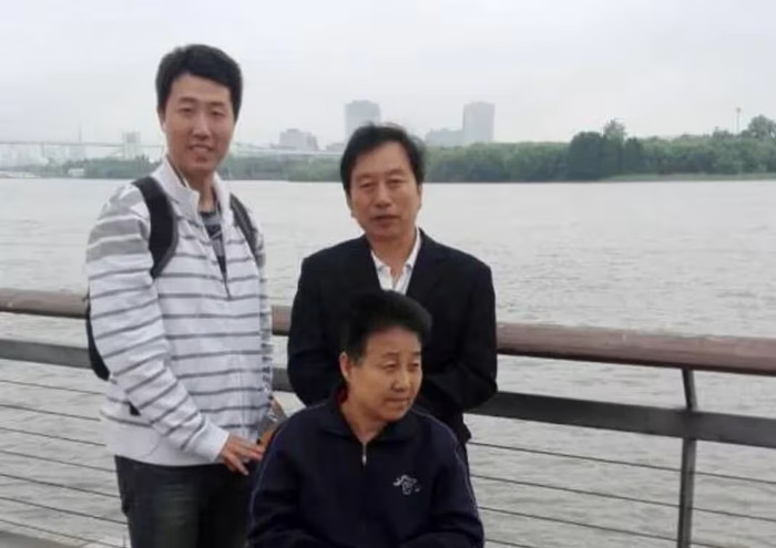 Nam cảnh sát nói dối suốt 12 năm trời, lý do đằng sau khiến hàng triệu người bật khóc Ảnh 1