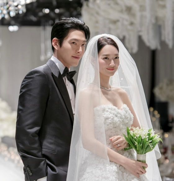 Khoảnh khắc ngọt ngào của vợ chồng sao phim Bạn Gái Tôi Là Hồ Ly khi làm đám cưới. Ảnh: AM Entertainment