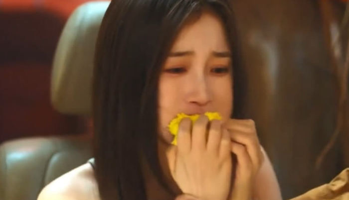 Phân đoạn nhân vật ngồi dưới đất, biểu cảm méo mó gây tranh cãi dữ dội trên mạng xã hội