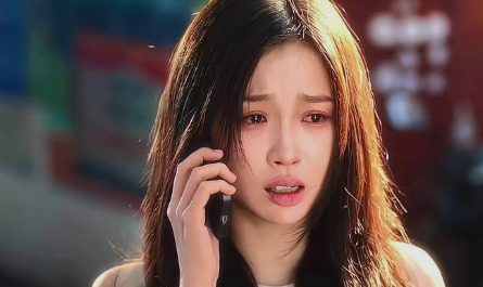 Cảnh khóc trong phim Song Quỹ với đôi mắt trợn tròn và biểu cảm gượng gạo của nữ chính Ngu Thư Hân