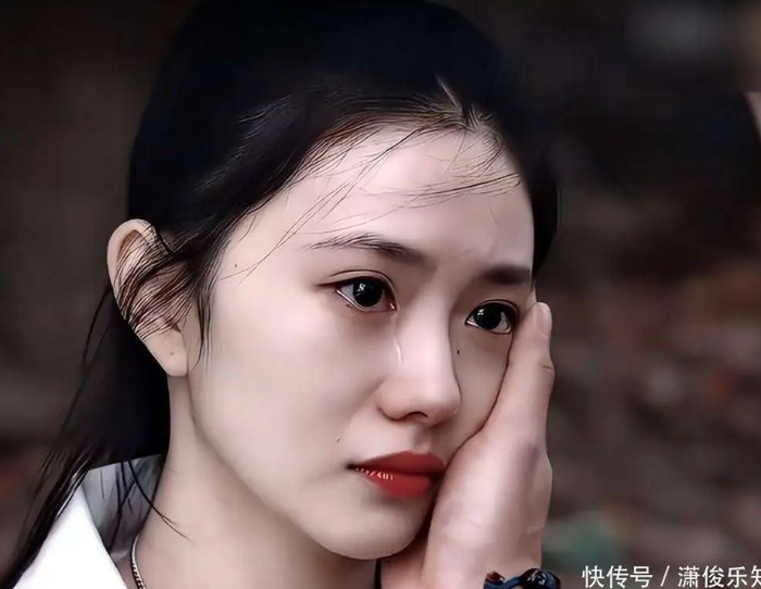 Cảnh khóc lặng của nữ diễn viên trong một phim ngắn, ánh mắt trống rỗng và nước mắt rơi tự nhiên