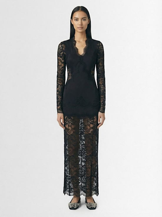 Màu đen luôn là tông màu an toàn nhưng dễ biến hóa cho phong cách lễ hội. Ảnh: luisaviaroma