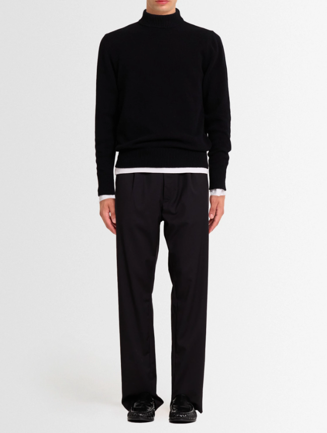 Một chiếc áo len làm từ sợi cashmere hoặc len cừu cao cấp phối cùng quần tây may đo. Ảnh: luisaviaroma