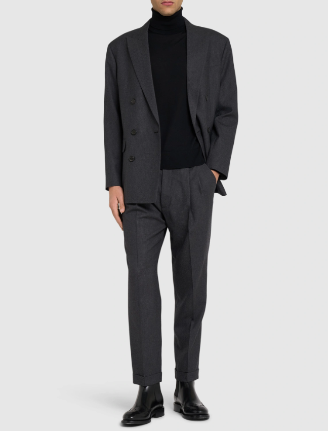 Tại các bữa tiệc tối sang trọng hay sự kiện doanh nghiệp, phái mạnh có thể lựa chọn những bộ suit với đường cắt sắc sảo. Ảnh: luisaviaroma