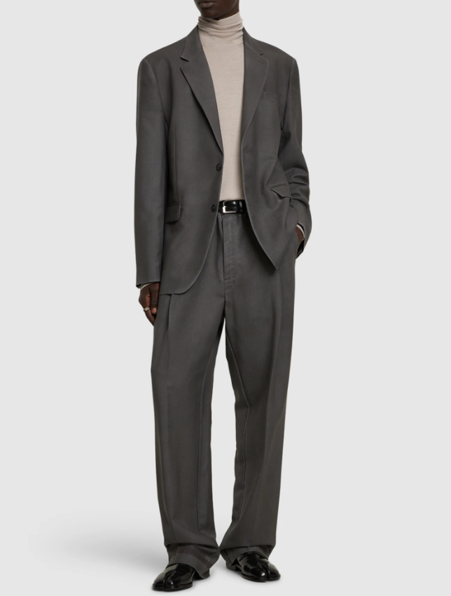 Sự kết hợp giữa áo len cổ lọ và blazer tiếp tục là 'cặp bài trùng' mùa Giáng sinh. Ảnh: luisaviaroma