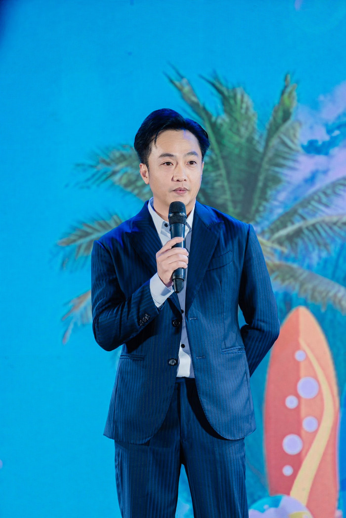 Vào một dịp trang trọng khác, Cường Đô La chọn bộ vest màu xanh navy kẻ sọc nhỏ tinh tế. Bộ vest này có ve áo sắc nét, được may đo ôm sát vai và eo, tạo phong cách mạnh mẽ, chuyên nghiệp mà không gò bó. Sắc xanh navy đậm cùng áo sơ mi trắng cổ điển là lựa chọn an toàn mà hiệu quả, giúp anh nổi bật tại các sự kiện nhưng vẫn đảm bảo sự thoải mái. Ảnh: FBNV