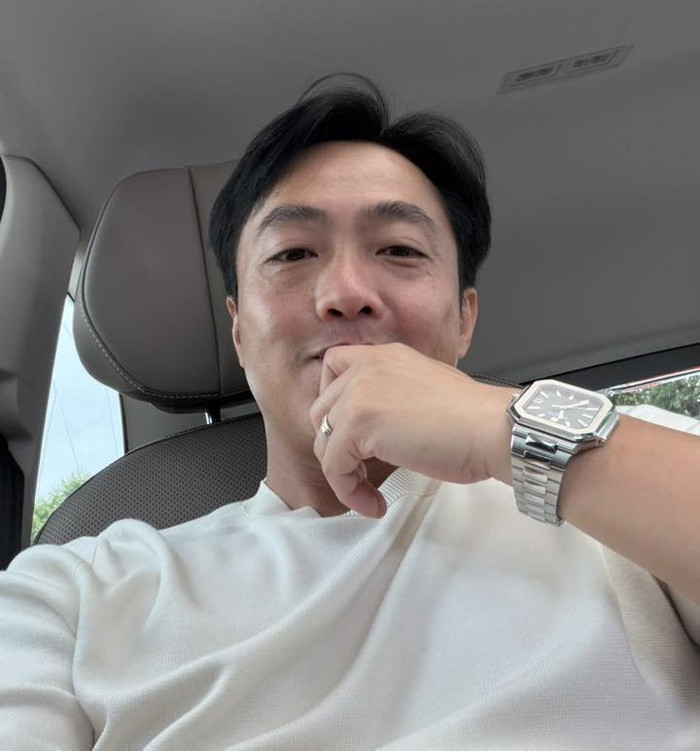 Phụ kiện cũng là điểm nhấn kín đáo trong phong cách của anh. Cường Đô La ưa chuộng những chiếc đồng hồ cao cấp, ví dụ như phụ kiện kim loại mặt vuông tám cạnh, kết hợp dây đan xuất hiện trong bức ảnh tự chụp trên xe, thể hiện sở thích lựa chọn đồng hồ sang trọng mà không phô trương. Điểm nổi bật là các phụ kiện thường ít khi lấn át trang phục chính, cho thấy anh hướng tới sự cân bằng, hài hòa. Ảnh: FBNV